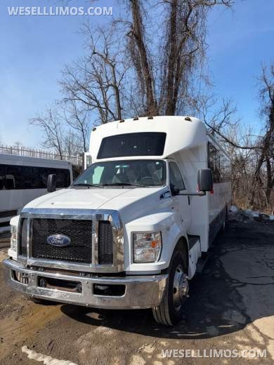 2016 Glaval Ford F650 Shuttle Bus - Shuttle Bus for Sale in Steubenville, OH - Photo 2