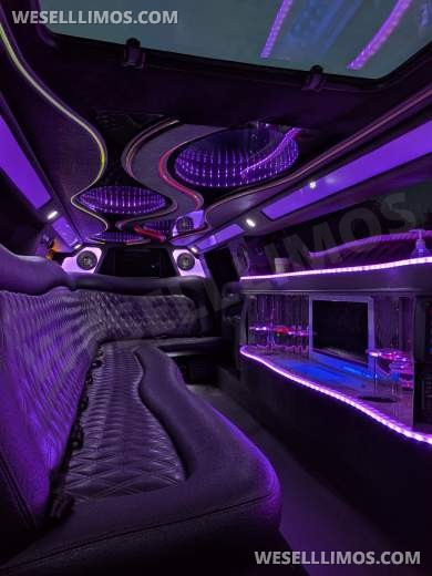2018 Moonlight Chrysler 300 Limousine - Limousine for Sale in San Bruno, CA - Photo 7