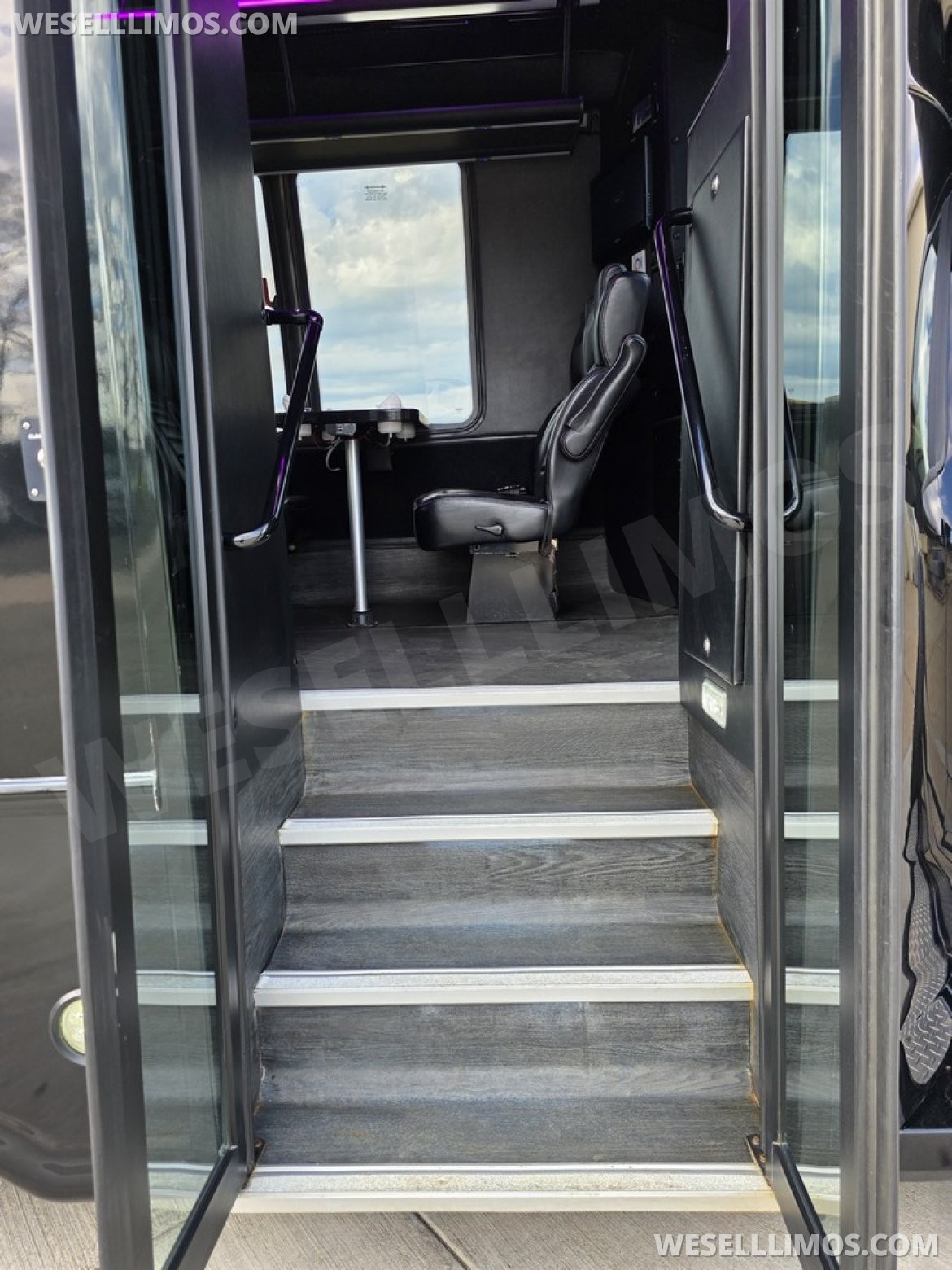 Photo of Limo Bus for sale: 2018 Ford F550 Limo Bus by Turtle Top