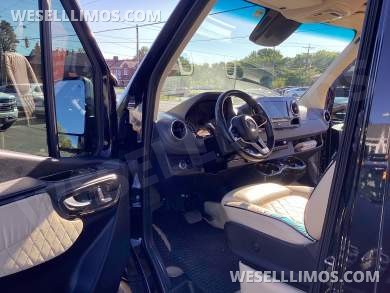 2019 Mercedes-Benz 2019 Mercedes - Benz Series Executive Sprinter Limousine - Limousine for Sale in Columbus, OH - Photo 10