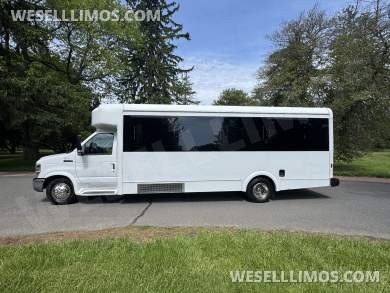 2013 LGE Coachworks Ford 20-22 Limo Bus - Limo Bus for Sale in Morganville, NJ - Photo 4