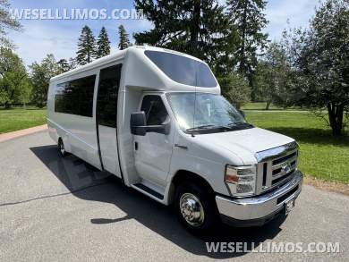2017 Berkshire Coach Ford 23 Pass Shuttle Bus - Shuttle Bus for Sale in Morganville, NJ - Photo 2