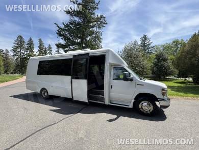 2017 Berkshire Coach Ford 23 Pass Shuttle Bus - Shuttle Bus for Sale in Morganville, NJ - Photo 4