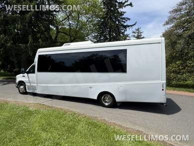 2017 Berkshire Coach Ford 23 Pass Shuttle Bus - Shuttle Bus for Sale in Morganville, NJ - Photo 6
