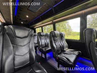 2017 Berkshire Coach Ford 23 Pass Shuttle Bus - Shuttle Bus for Sale in Morganville, NJ - Photo 22
