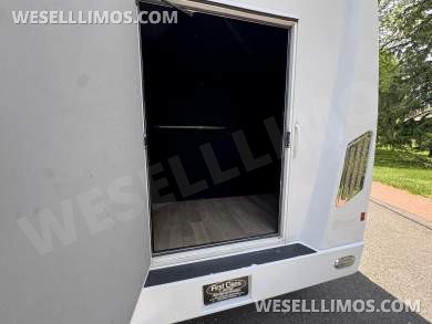 2017 Berkshire Coach Ford 23 Pass Shuttle Bus - Shuttle Bus for Sale in Morganville, NJ - Photo 26