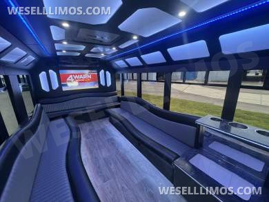 2018 Custom Mobile Conversions Ford F-450 Limo Bus - Limo Bus for Sale in Fraser, MI - Photo 4