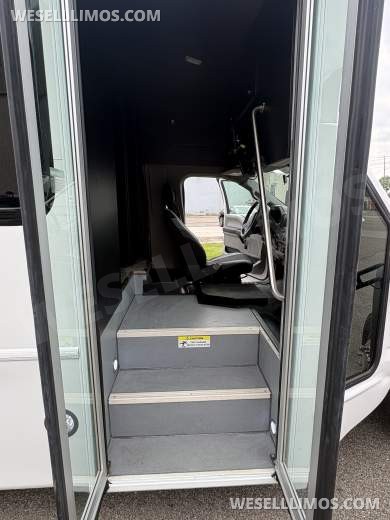 2018 Custom Mobile Conversions Ford F-450 Limo Bus - Limo Bus for Sale in Fraser, MI - Photo 15