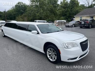 2017 Pinnacle Chrysler 300 Limousine - Limousine for Sale in Pasadena, MD - Photo 4