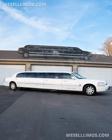 2007 Federal Coach Builders Lincoln Town Car Limousine - Limousine for Sale in Buffalo, NY - Photo 2