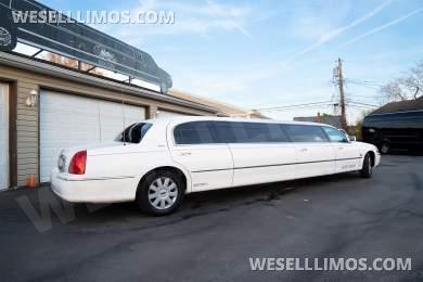 2007 Federal Coach Builders Lincoln Town Car Limousine - Limousine for Sale in Buffalo, NY - Photo 3