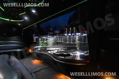 2007 Federal Coach Builders Lincoln Town Car Limousine - Limousine for Sale in Buffalo, NY - Photo 5