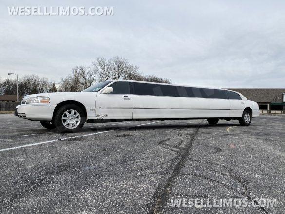 2009 Lincoln Towncar Limousine for Sale in Fort Wayne, IN - Main Photo