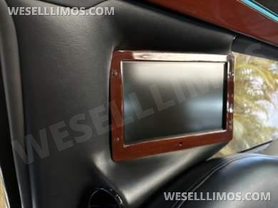 2011 Royale Limousine Lincoln Town Car Limousine - Limousine for Sale in Sarasota, FL - Photo 8
