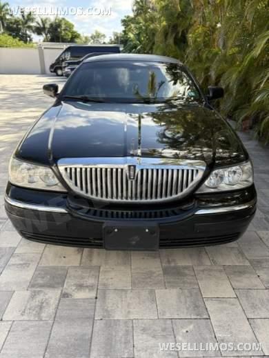 2011 Royale Limousine Lincoln Town Car Limousine - Limousine for Sale in Sarasota, FL - Photo 3