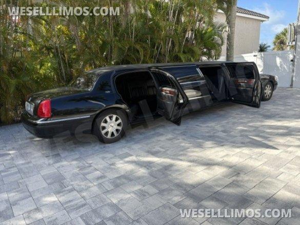 2011 Lincoln Town Car Limousine for Sale in Sarasota, FL - Photo 2