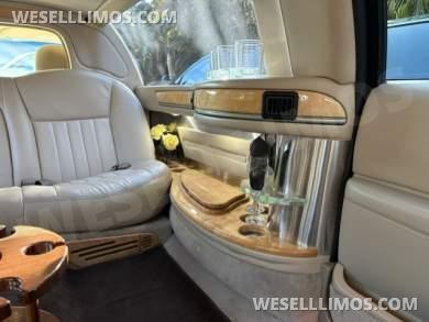 2006 Krystal Koach Lincoln Town Car Limousine - Limousine for Sale in Sarasota, FL - Photo 7