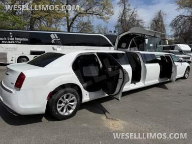 2018 Moonlight Chrysler 300 Limousine - Limousine for Sale in Commack, NY - Photo 10