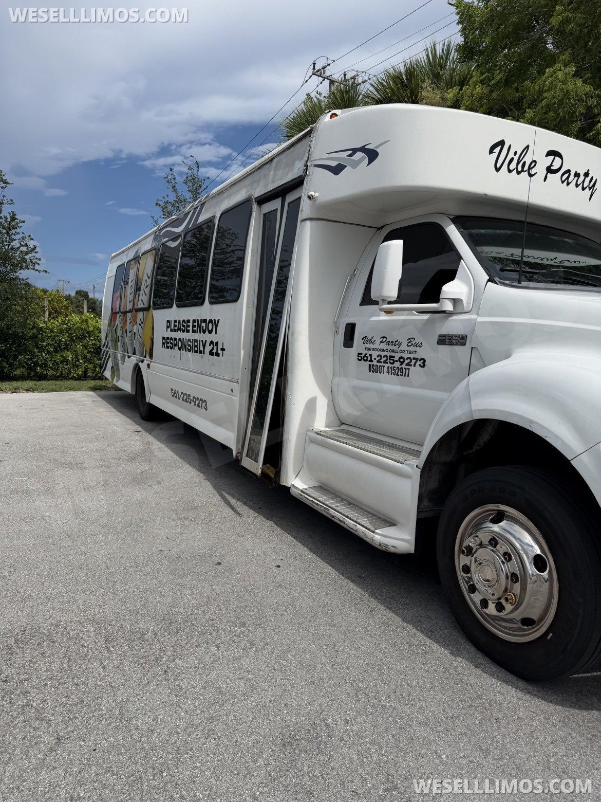 2012 Starcraft Ford 650 Super Duty Limo Bus - Photo 2