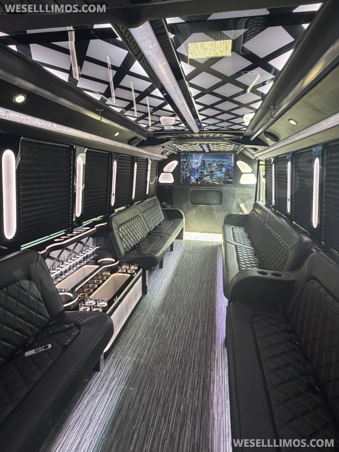 2025 Freightliner GM 40 , GM 33 , GM28 Limo Bus - Photo 2