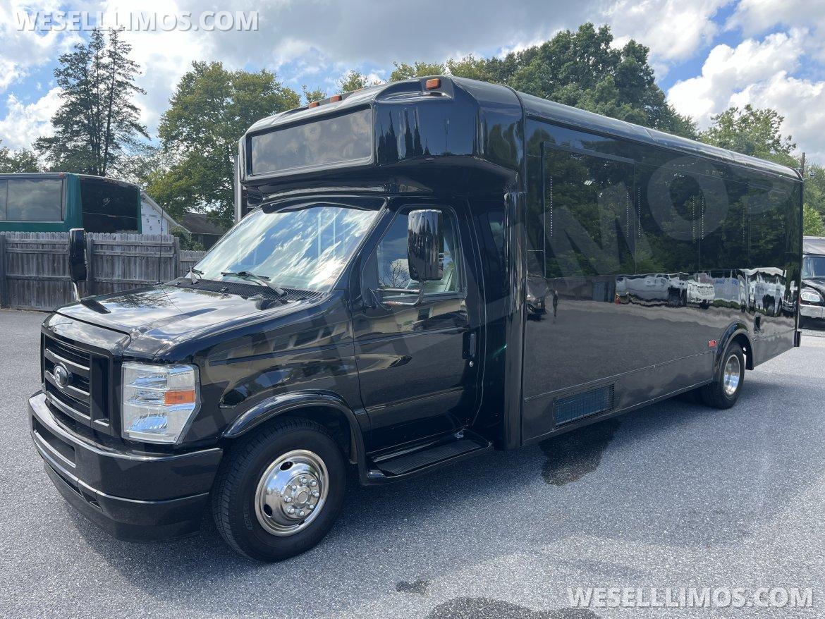 2017 LGE Ford E450 Limo Bus - Photo 2