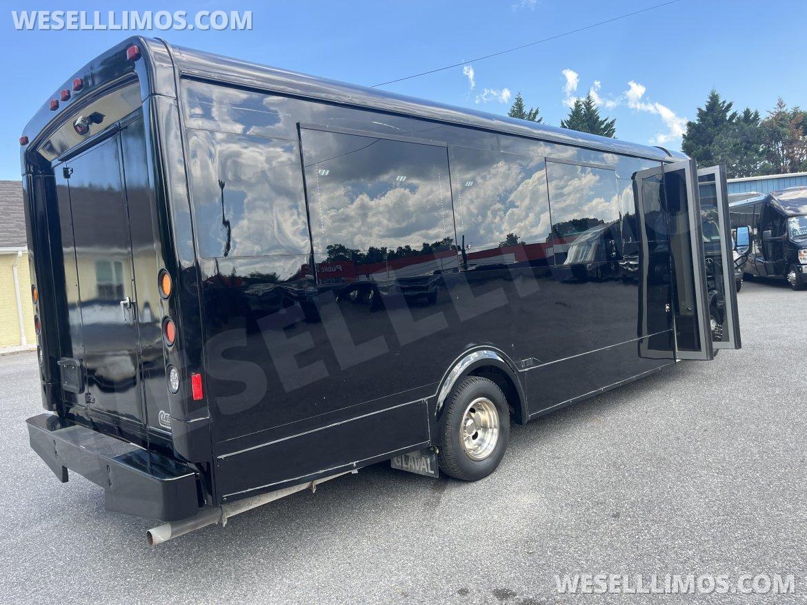 2017 LGE Ford E450 Limo Bus - Photo 3
