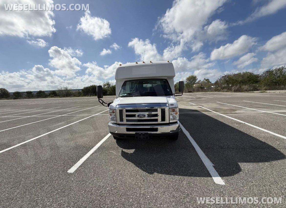 2018 Starcraft Ford E-450 Super Duty Shuttle Bus - Photo 3