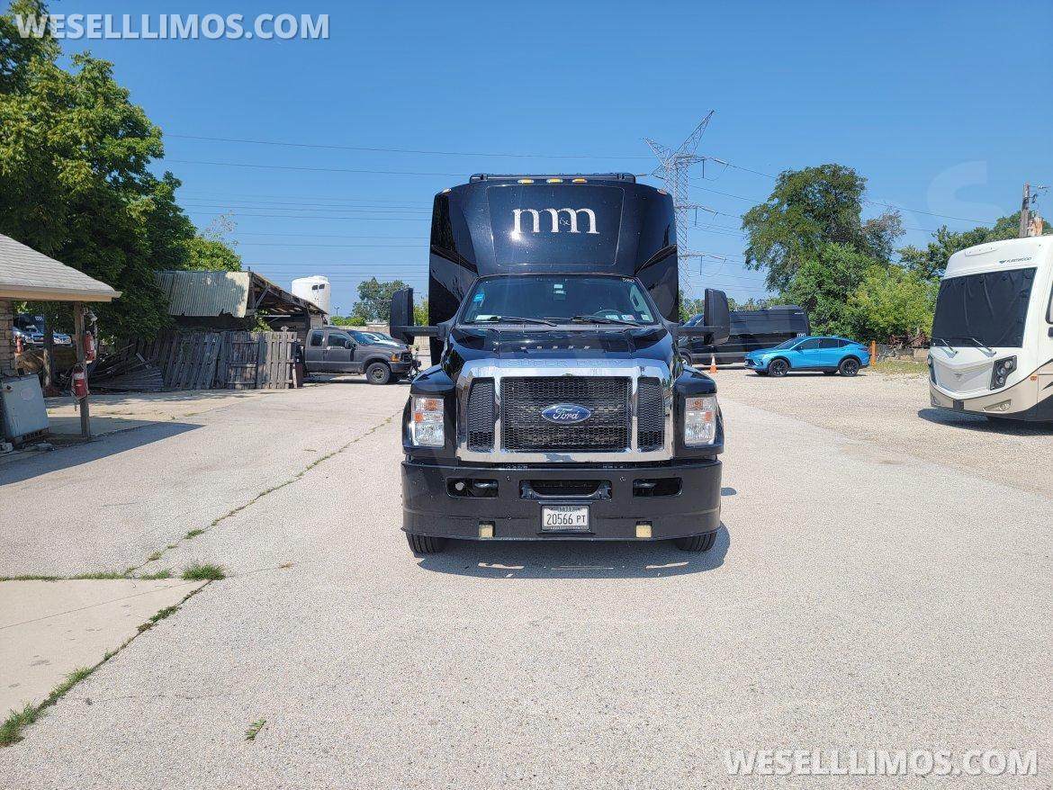 2019 Tiffany Coachbuilders Ford F-750 Executive Shuttle - Photo 3