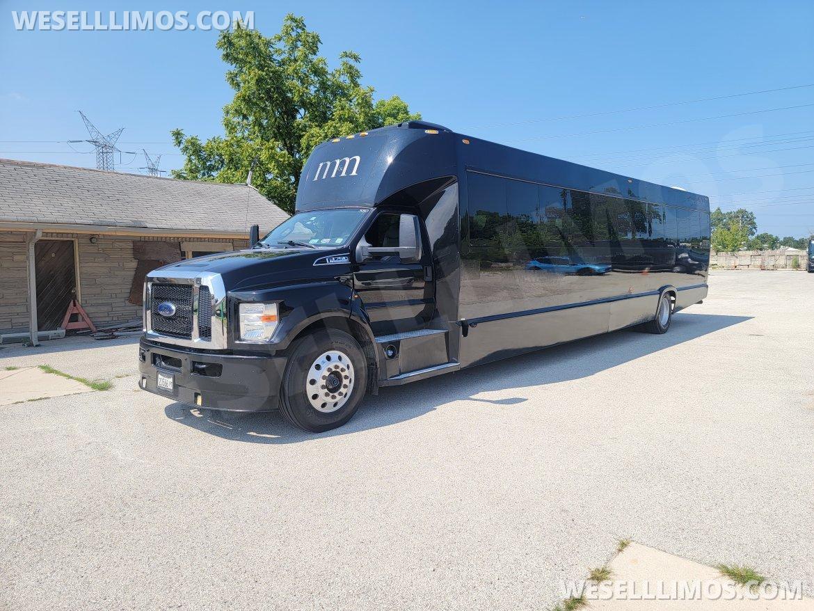 2019 Tiffany Coachbuilders Ford F-750 Executive Shuttle - Photo 2
