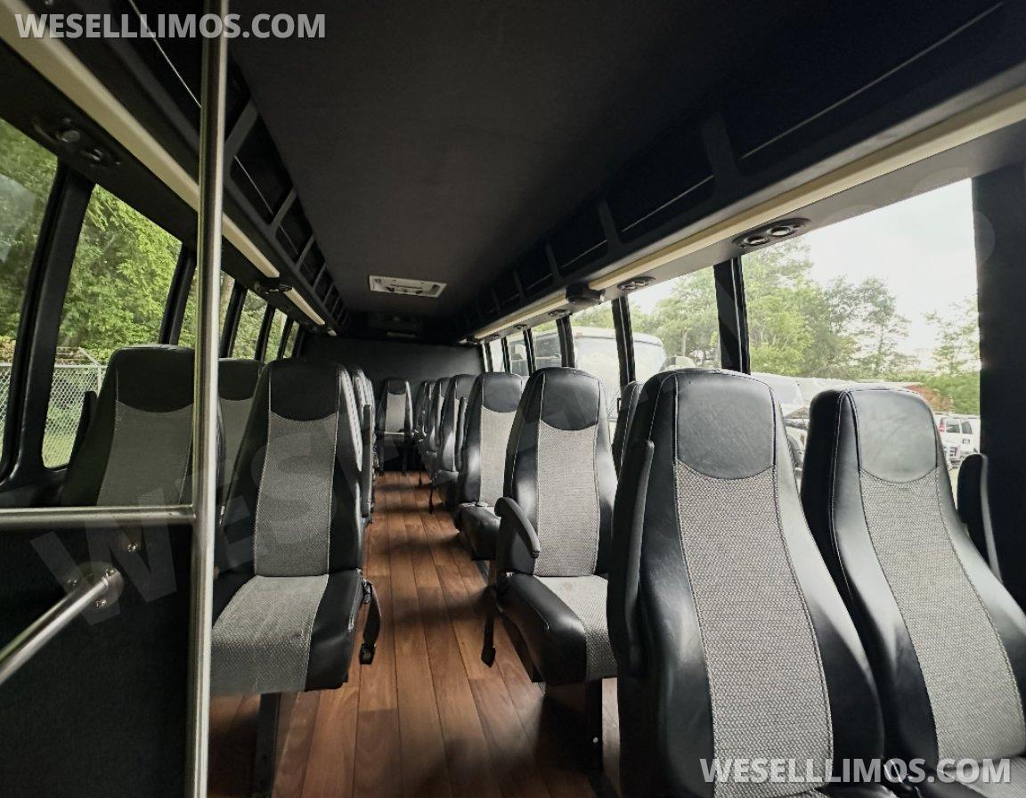 2013 Ford F-550 Executive Shuttle - Photo 3