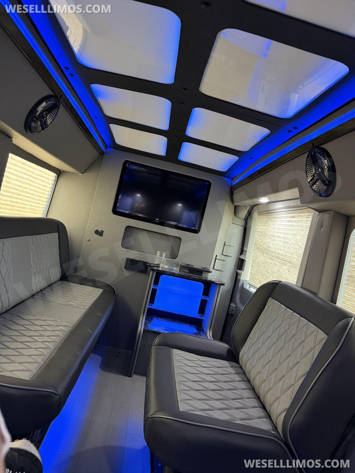 2019 Ford Transit 350 Sprinter - Photo 4