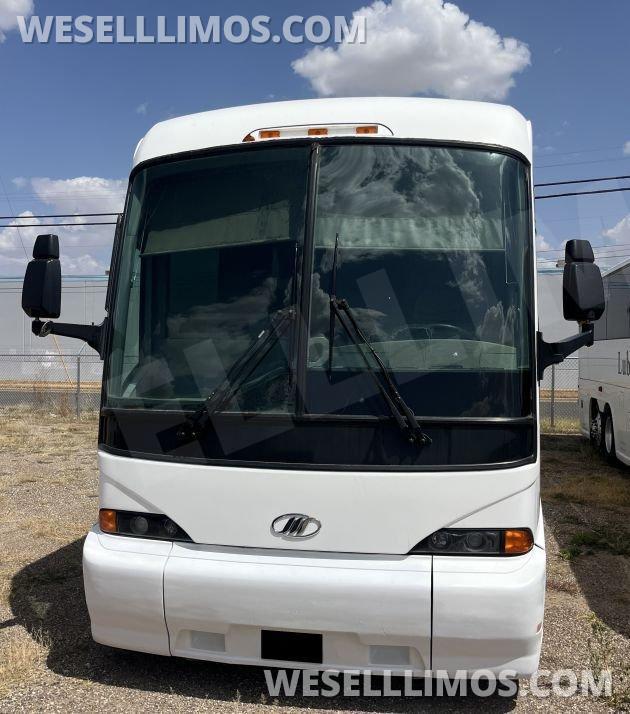 2007 MCI J4500 12.7 Diesel w/ Rest Room 56-Passenger Highway Coach - Photo 2