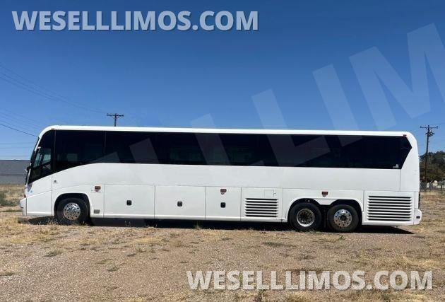 2007 MCI J4500 12.7 Diesel w/ Rest Room 56-Passenger Highway Coach - Photo 3