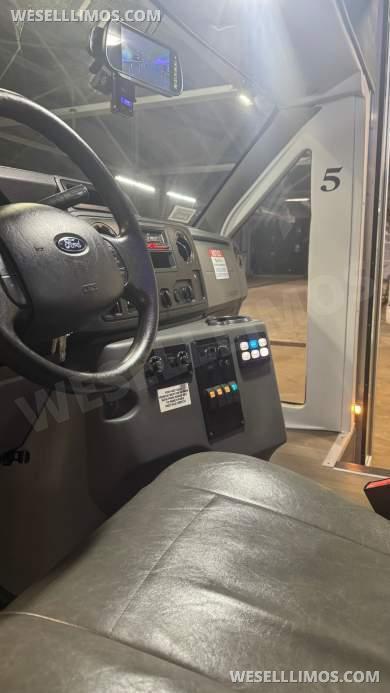 2017 LGE Coachworks Ford E450 Limo Bus | Party Bus | Corporate Travel - Limo Bus for Sale in Syracuse, New York, United States - Photo 11