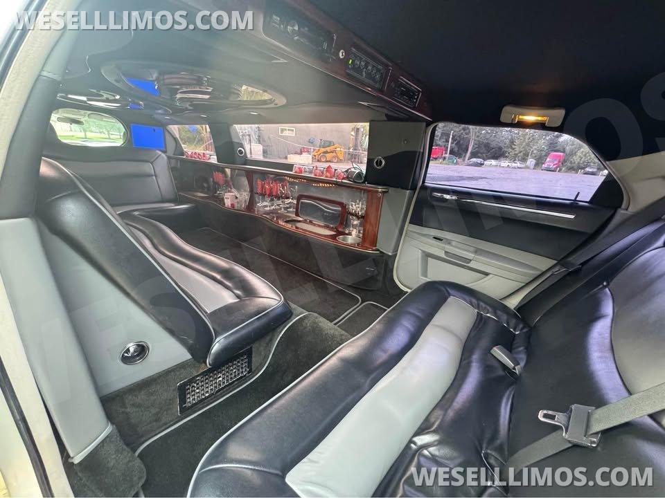 2006 Chrysler 300 Limousine - Photo 2