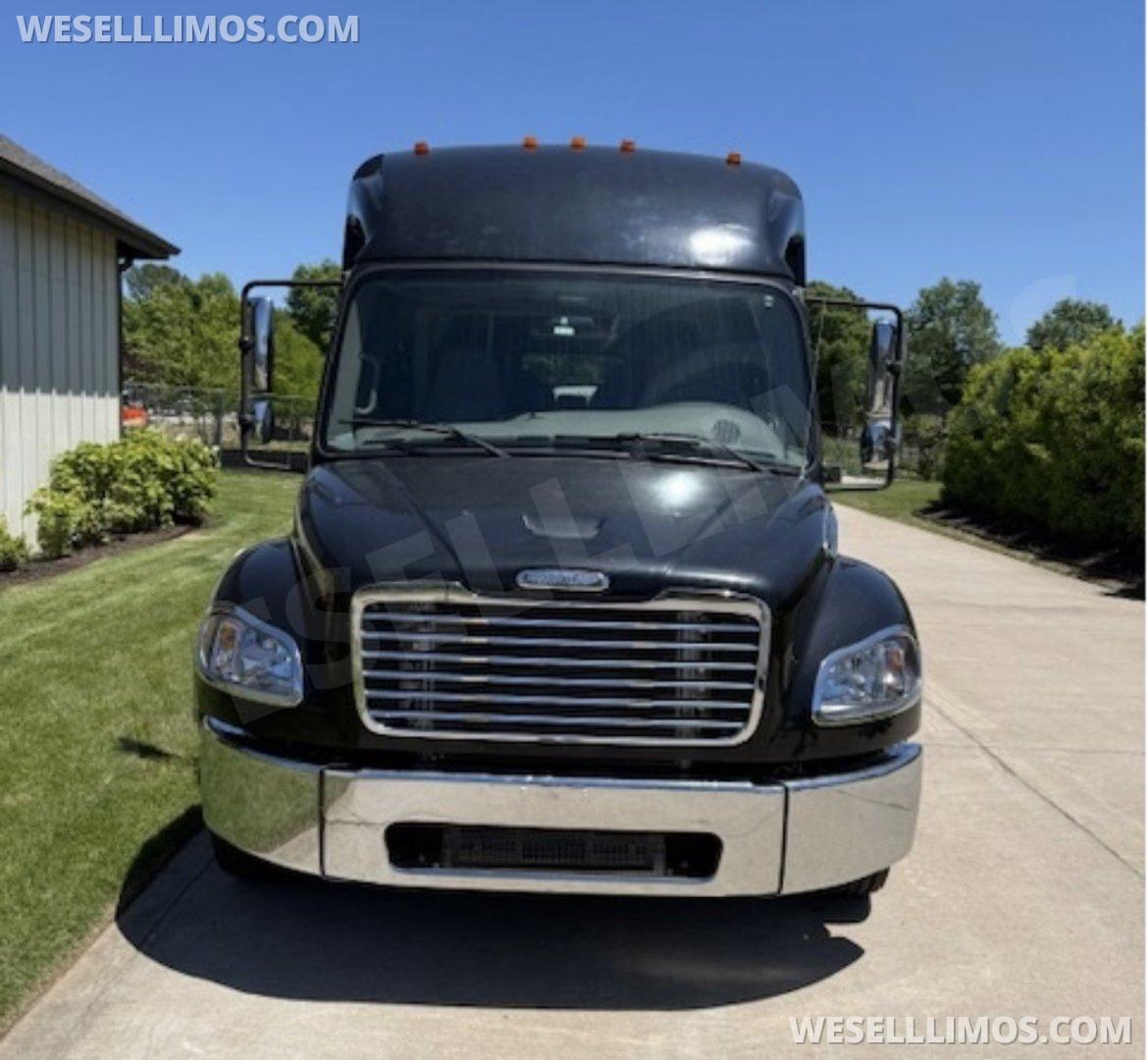 2008 Federal  Coachbuilders Freightliner M2 Shuttle Bus - Photo 2