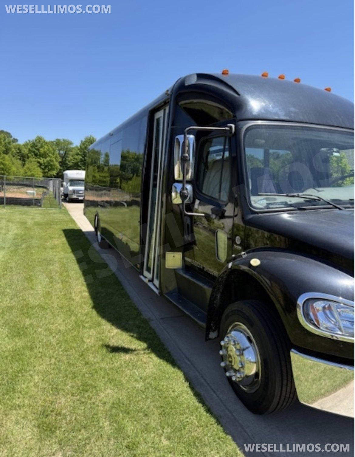 2008 Federal  Coachbuilders Freightliner M2 Shuttle Bus - Photo 3
