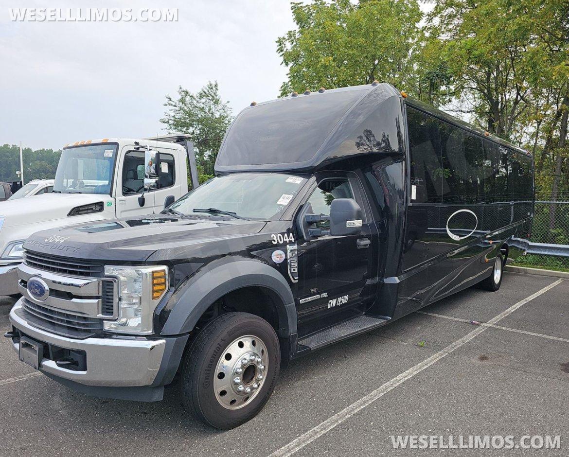 2019 Grech Coachworks Ford F550 Executive Shuttle - Photo 2