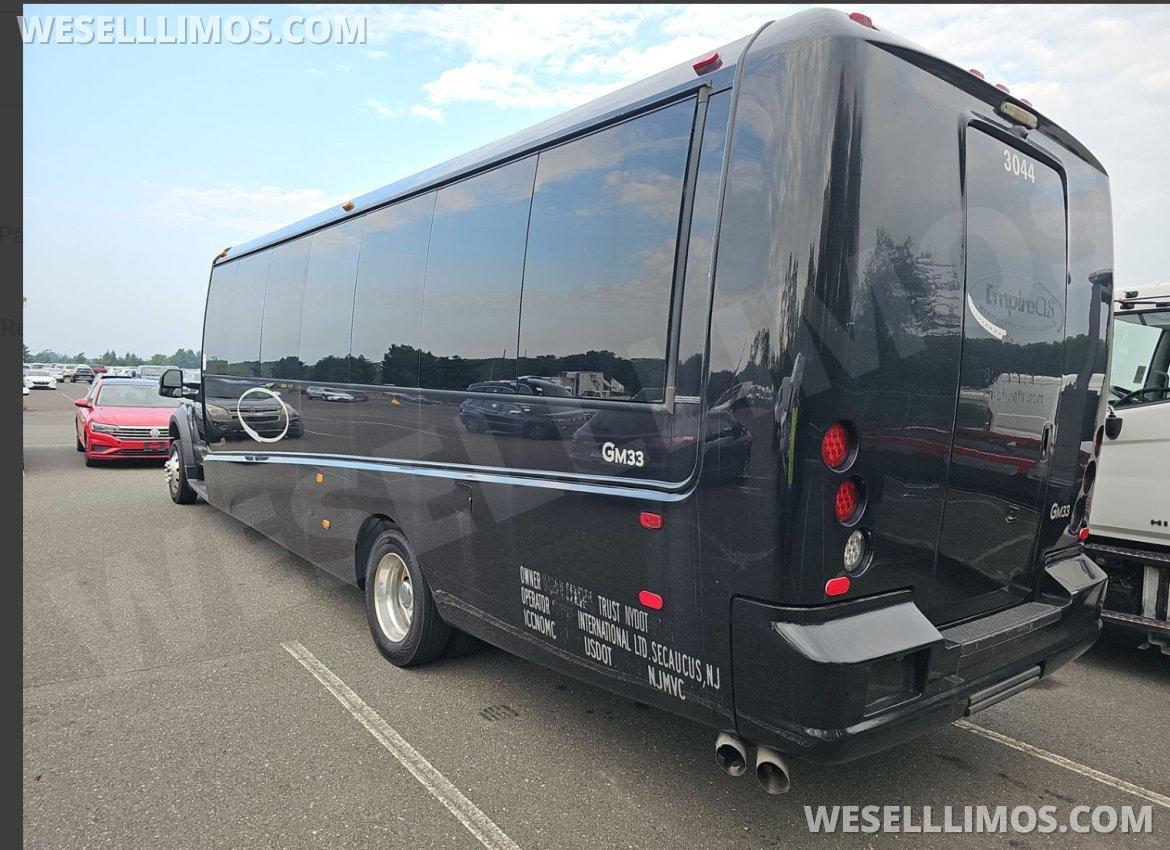 2019 Grech Coachworks Ford F550 Executive Shuttle - Photo 4