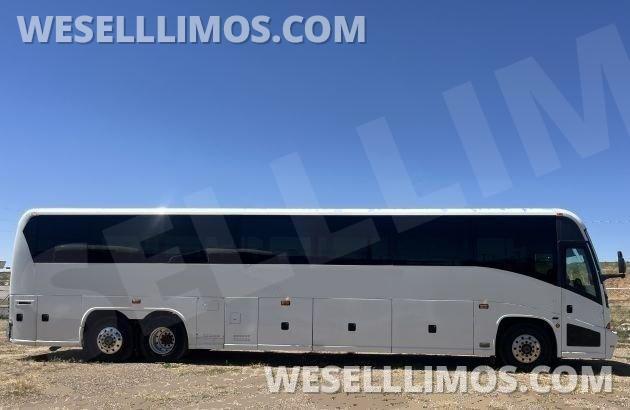 •CLIENT COMFORT• 2005 MCI J4500 12.7 Diesel w/ Rest Room  Highway Coach - Photo 2