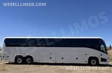 2005 MCI J4500 12.7 Diesel w/ Rest Room  Highway Coach Motorcoach for Sale in Slaton, Texas, US - Photo 2