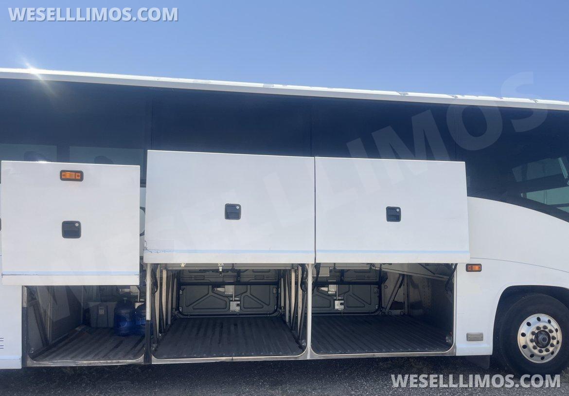 •CLIENT COMFORT• 2005 MCI J4500 12.7 Diesel w/ Rest Room  Highway Coach - Photo 3