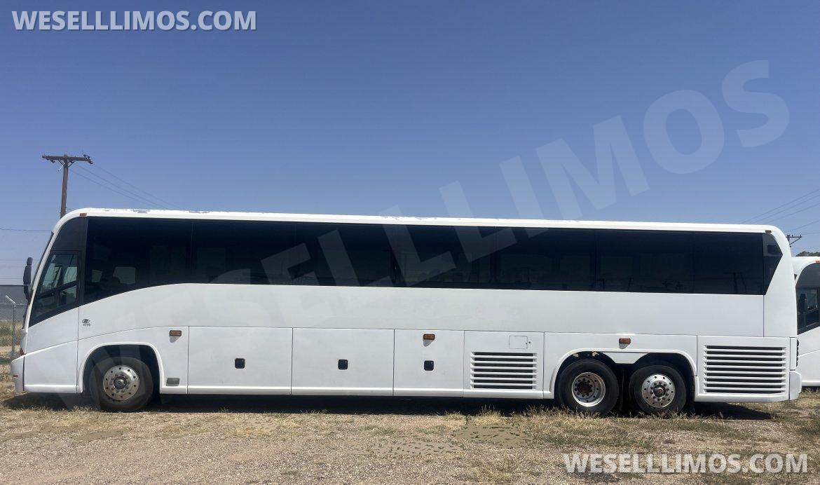 •CLIENT COMFORT• 2005 MCI J4500 12.7 Diesel w/ Rest Room  Highway Coach - Photo 4
