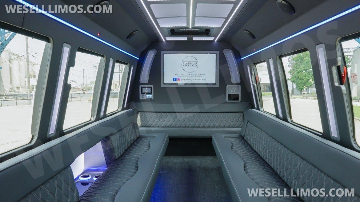 2023 LGE Coachworks Ford E-450 Limo Bus - Photo 2