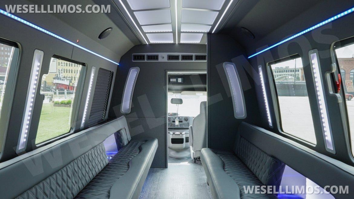 2023 LGE Coachworks Ford E-450 Limo Bus - Photo 3