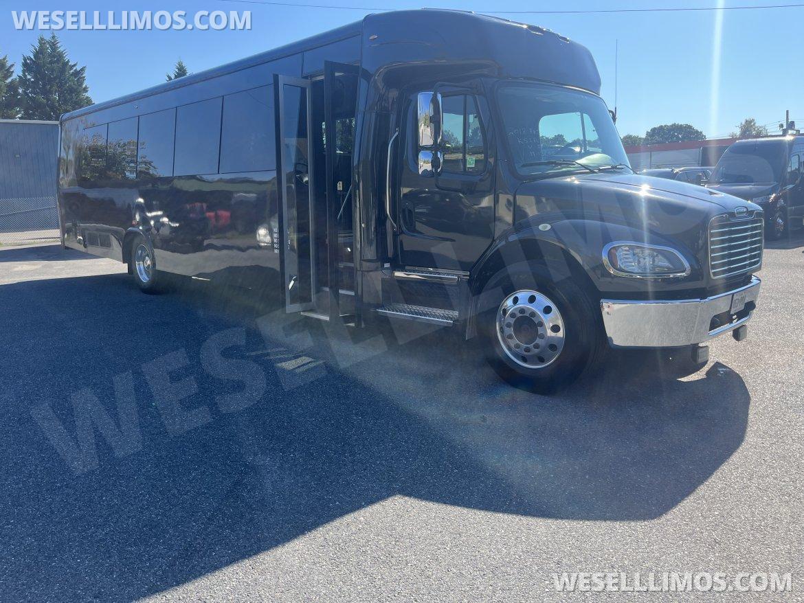 2018 KSIR Freightliner M2 Executive Shuttle - Photo 2