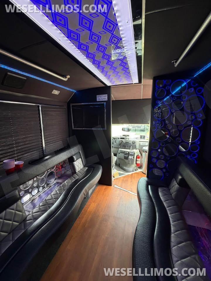 2014 LGE Ford E450 LGE Party Bus 20 Pax Limo Bus - Photo 2