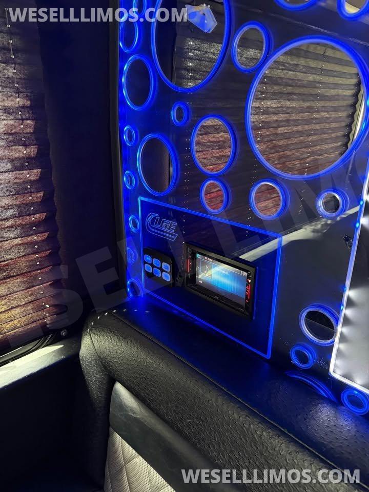2014 LGE Ford E450 LGE Party Bus 20 Pax Limo Bus - Photo 4