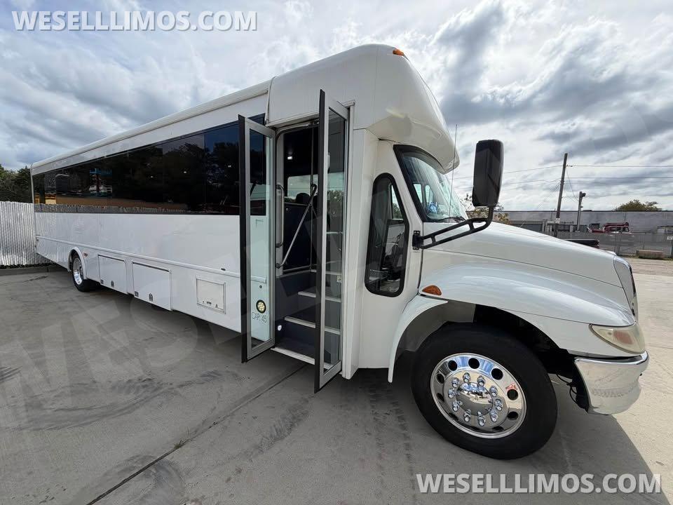 2016 STARCRAFT International  Shuttle Bus - Photo 2