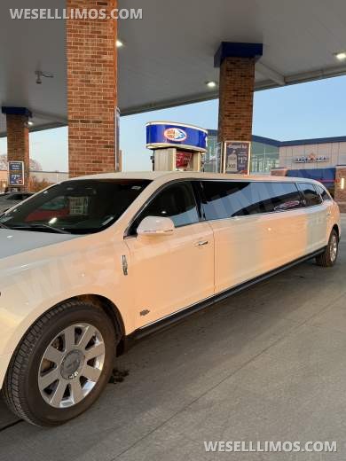 2016 5 Door Royale Lincoln MKT Limousine - Limousine for Sale in Naperville, IL - Photo 3